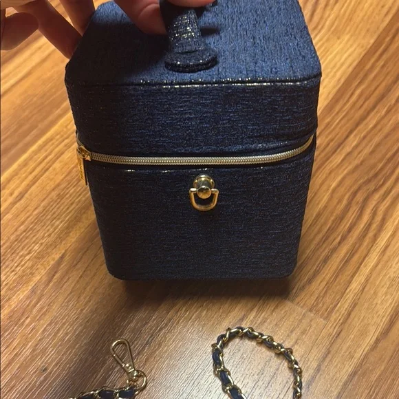 CHANEL Dark Blue and Gold Chain Holder - Picture 3 of 5